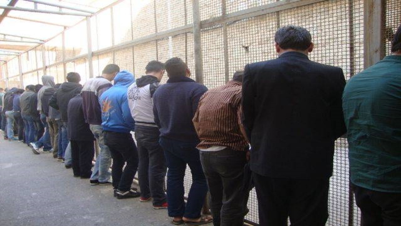 انتقال ۵۱ معتاد متجاهر شهرستان چهارباغ به کمپ ماده ۱۶