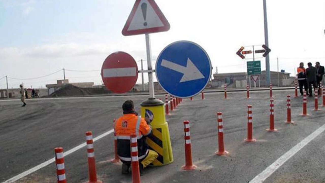 نصب علایم راهنمایی و رانندگی در شهرک صنعتی شاهرود