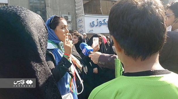 دختر کم حجاب در راهپیمایی