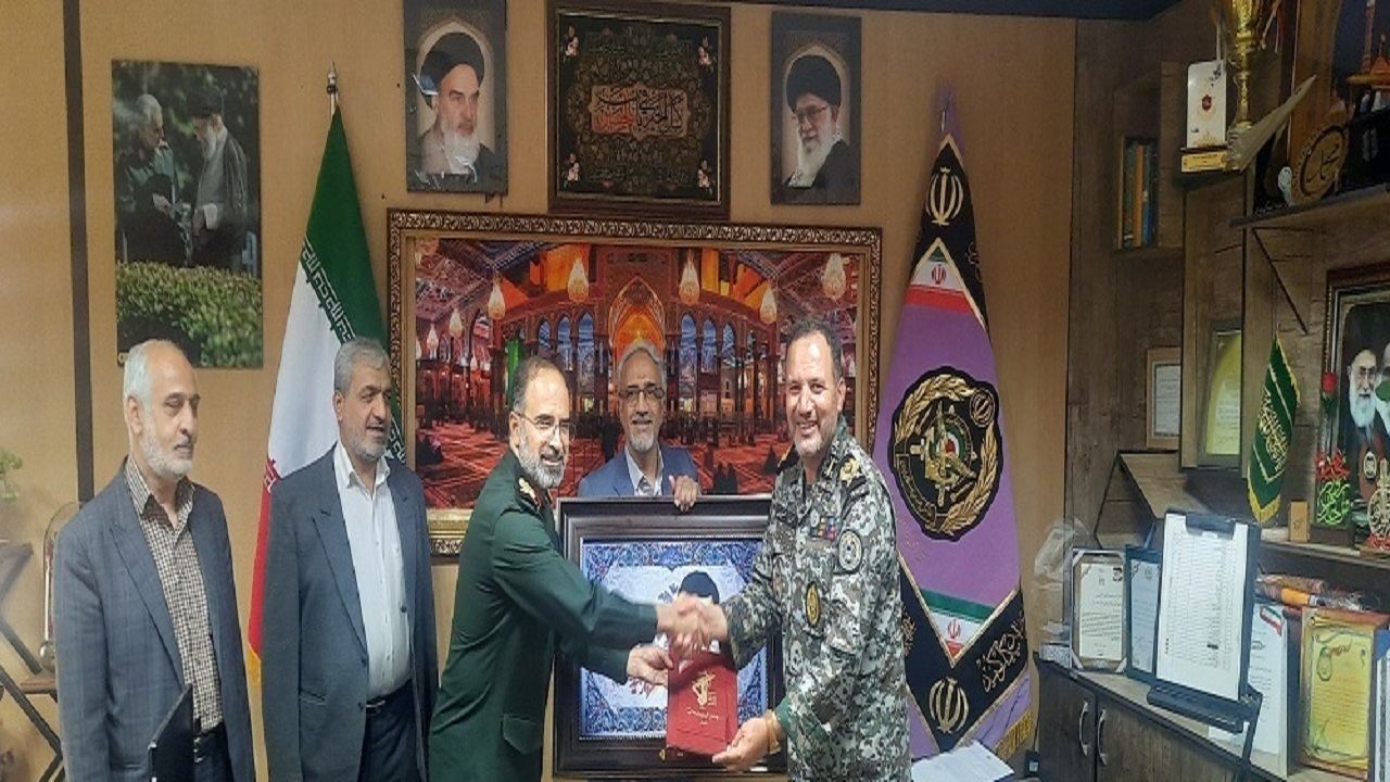 تجلیل  از خدمات امیر محسنی زرین در کنگره ملی شهدای استان قم