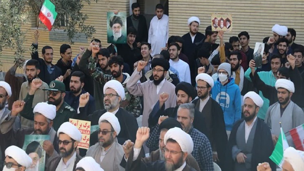 تجمع طلاب و روحانیون سمنان در اعتراض به اغتشاشات اخیر