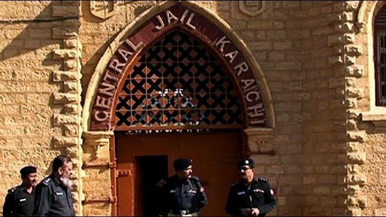 بیش از ۱۰۰۰ افغانستانی‌ در پاکستان زندانی هستند