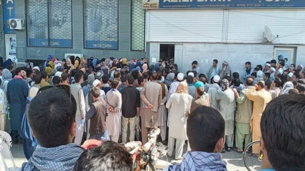 تاجران افغانستانی نسبت به عدم پرداخت پول از سوی بانک ها اعتراض کردند