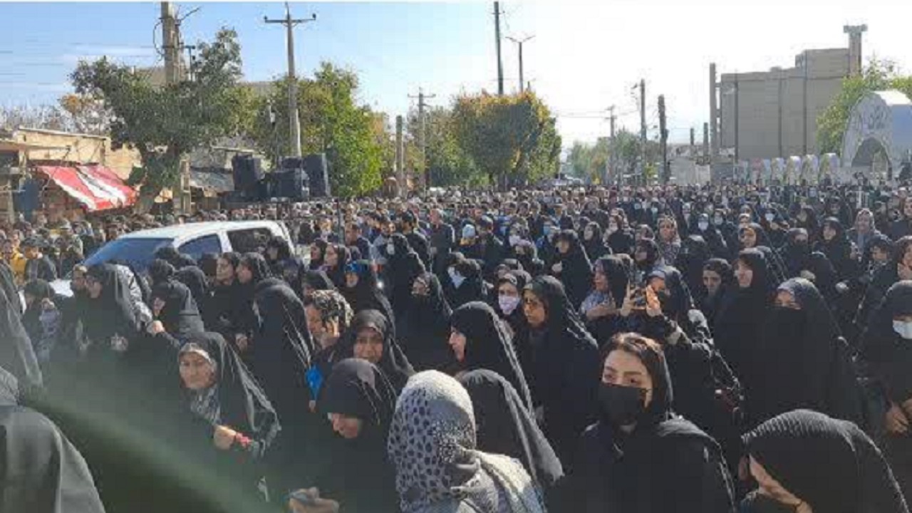 حضور معنادار زنان در مراسم تشییع شهید مدافع امنیت در اراک