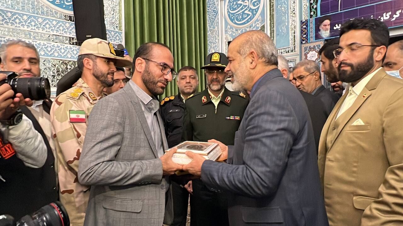 وزیر کشور از مامور انتظامی آسیب‌دیده در اغتشاشات اخیر گلستان عیادت کرد