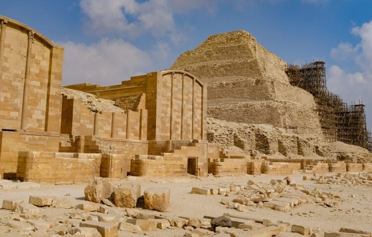 کشف ۲ سر سنگی در یک تونل عجیب مصر