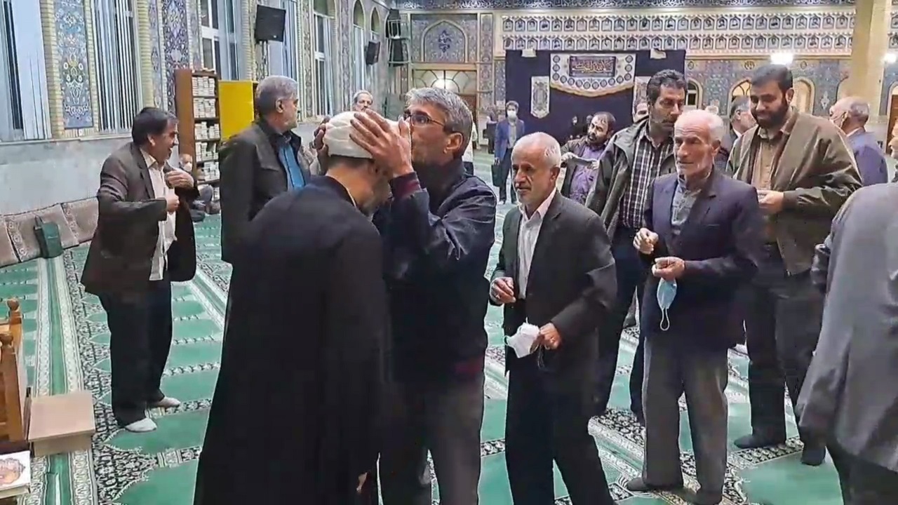 آغاز پویش عمامه بوسی و تکریم روحانیت در استان مرکزی + فیلم