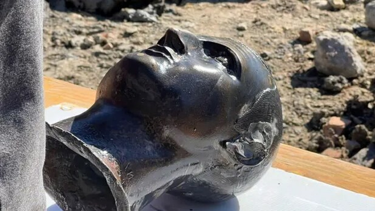 مجسمه‌هایی ۲۳۰۰ ساله در یک گرمابه کشف شد