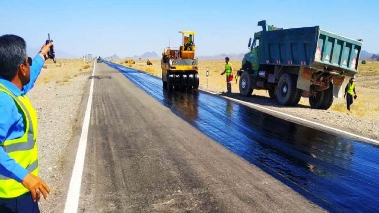عملیات آسفالت حفاظتی در سطح ۵۲ کیلومتر از راه‌های جنوب سیستان و بلوچستان اجرا شد
