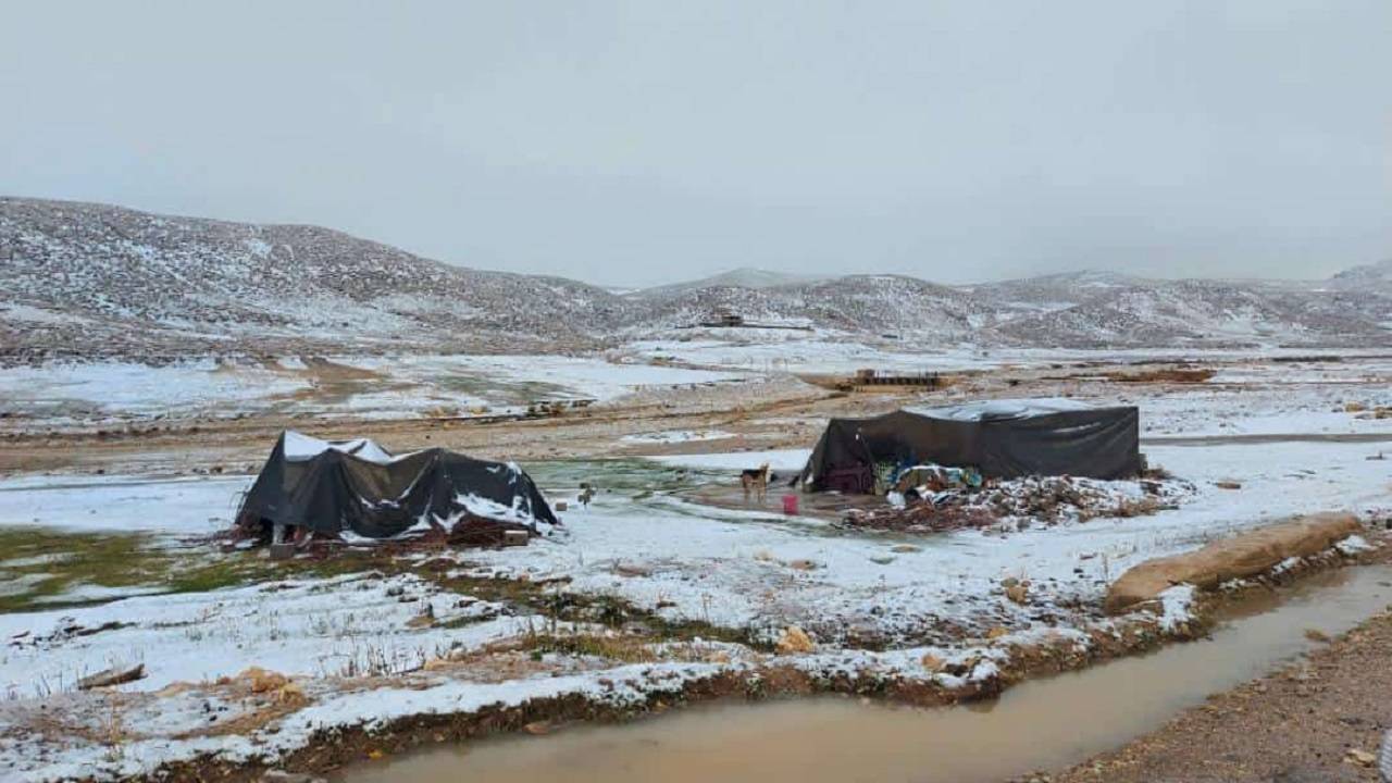 تصویری از برف پاییزی در منطقه عشایری شیخ علیخان
