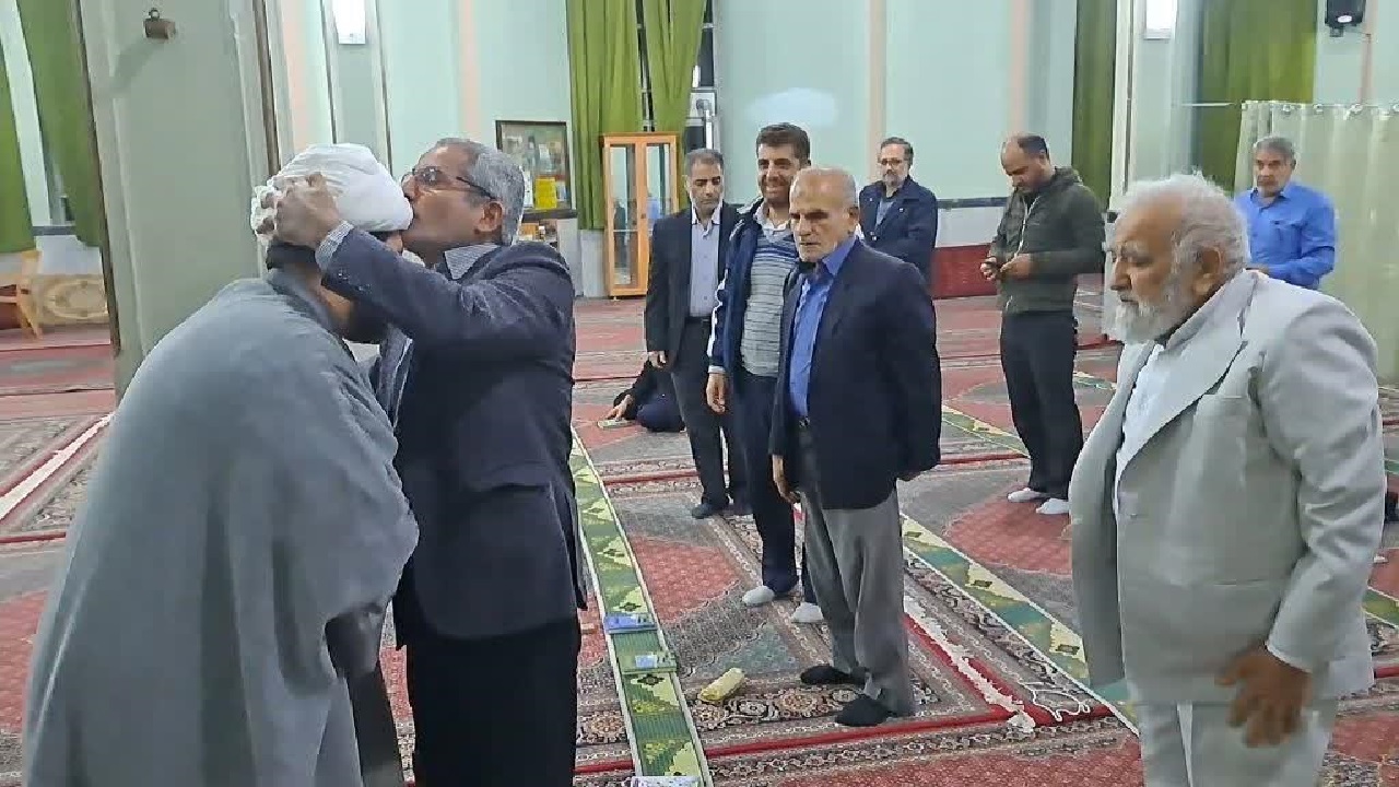 ادامه پویش عمامه بوسی و تکریم روحانیت در استان مرکزی + فیلم