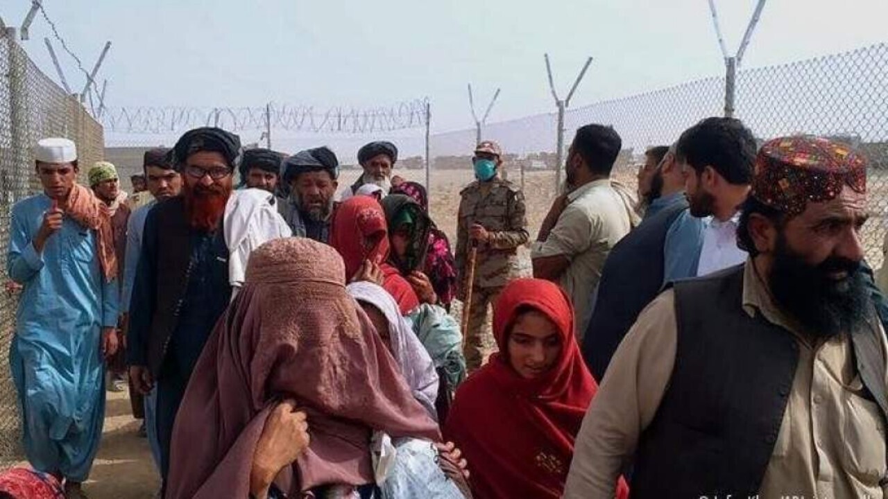 طالبان نسبت به بدرفتاری پلیس پاکستان با مهاجران افغانستانی واکنش نشان داد
