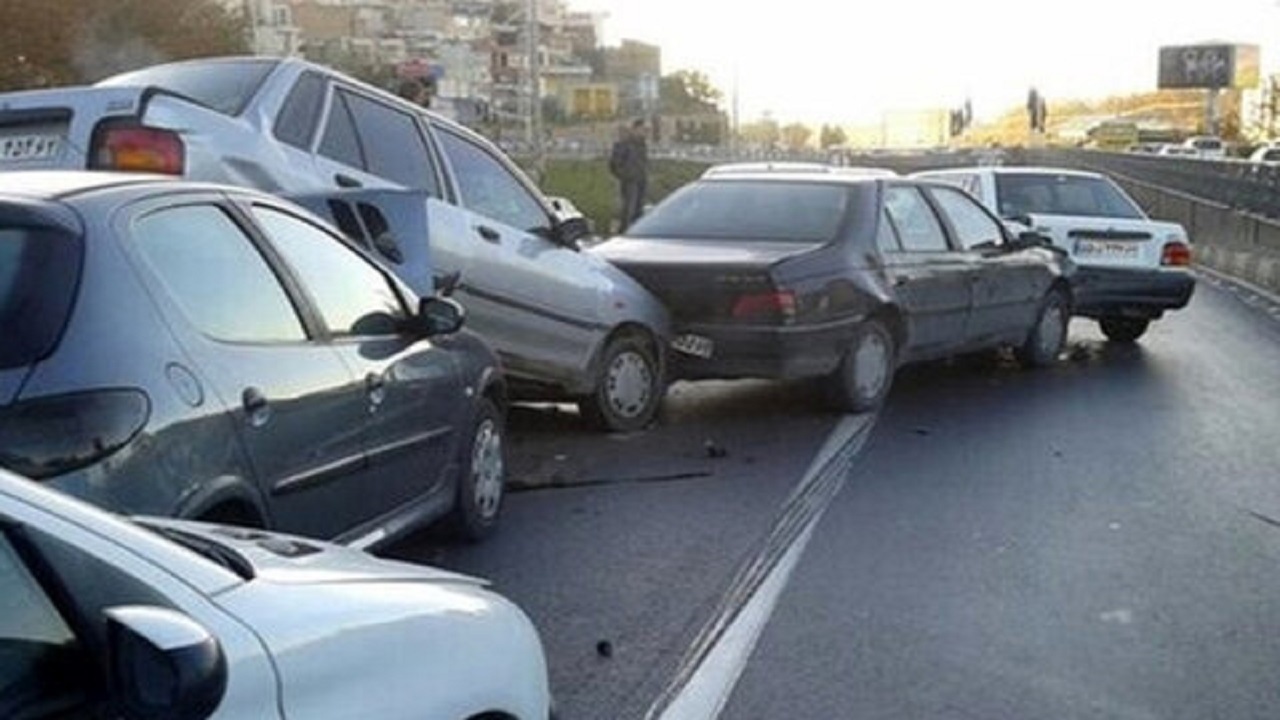 تصادف اتوبوس با عابر و ۶ خودرو در اصفهان