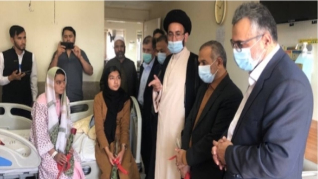 صادق رضا دوست از مصدومان حمله به آموزشگاه کاج عیادت کرد