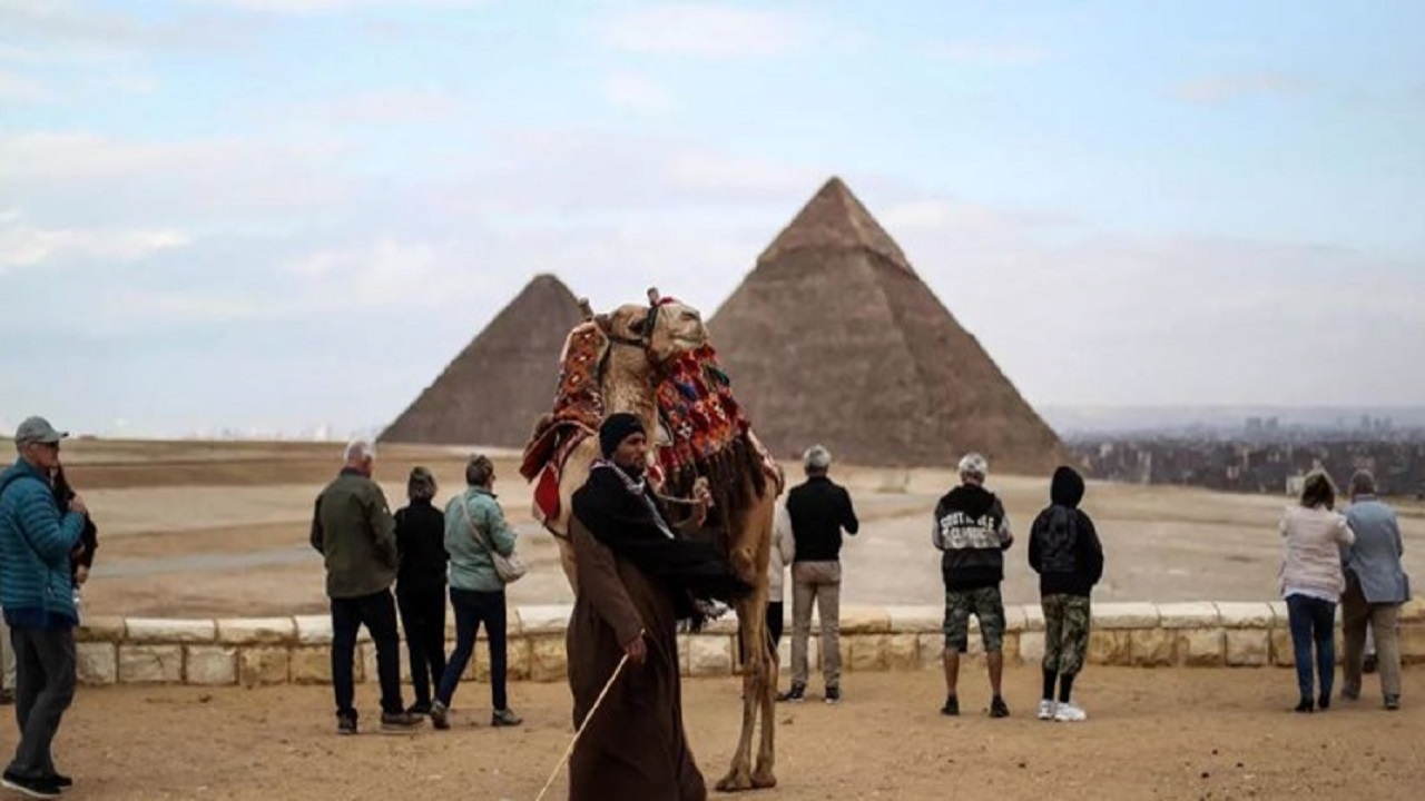 دلار گریزی به اهرام مصر رسید