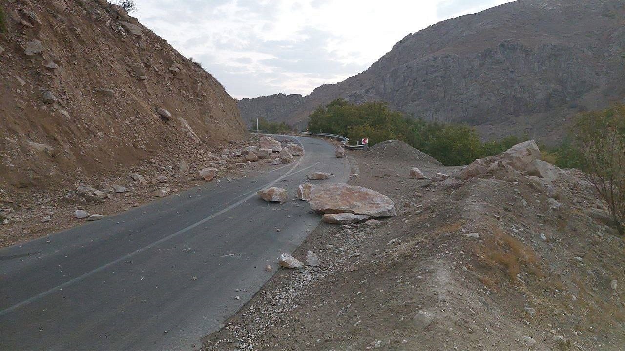 ریزش کوه ریزش سنگ در پی بارش های شب گذشته در محور رویین + تصویر