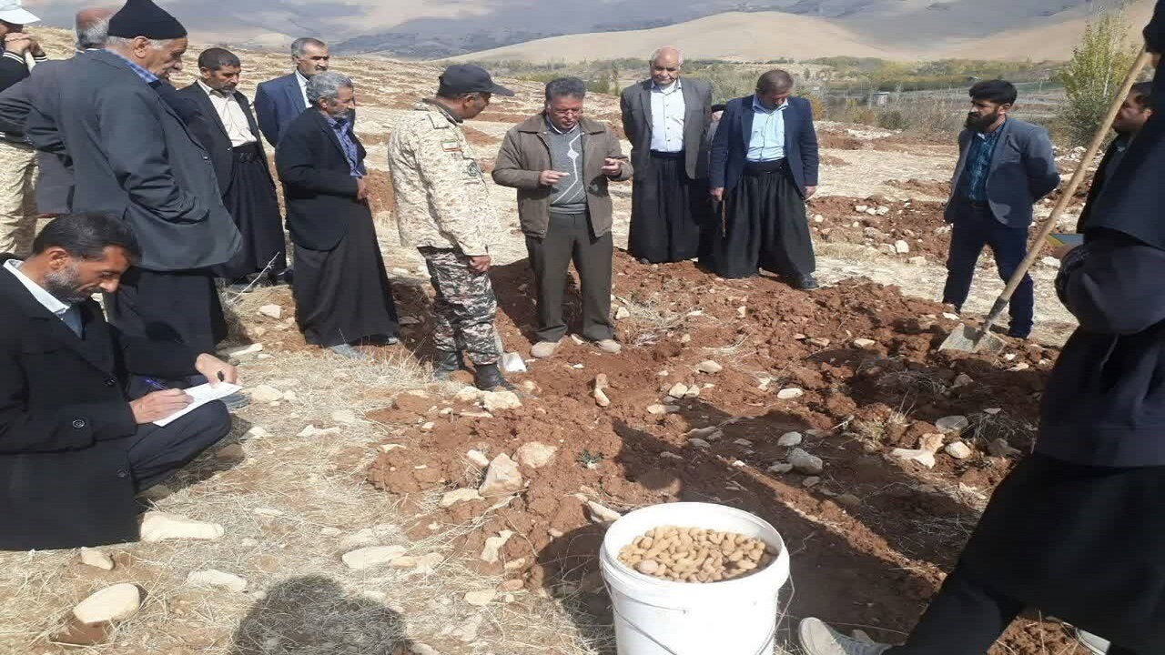 برگزاری کارگاه آموزشی هسته کاری باغات دیم در شهرستان فارسان