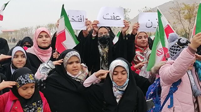 کوهپیمایی دختران جوان  محجبه اراک در باران