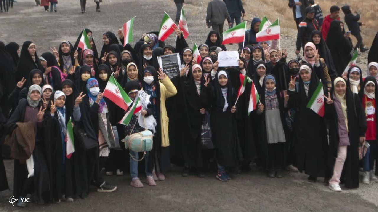 کوهپیمایی دختران جوان  محجبه اراک در باران + تصاویر