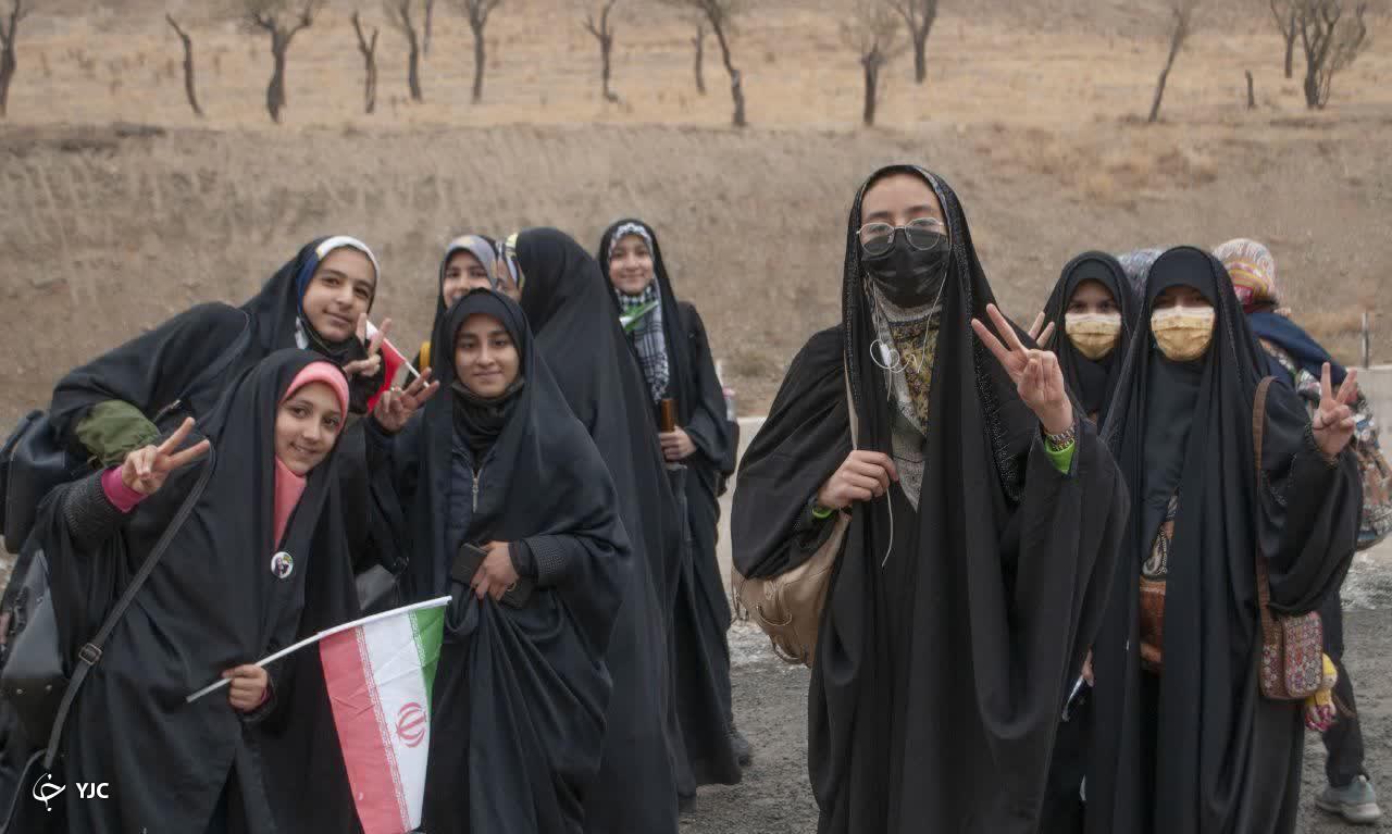 کوهپیمایی دختران جوان  محجبه اراک در باران