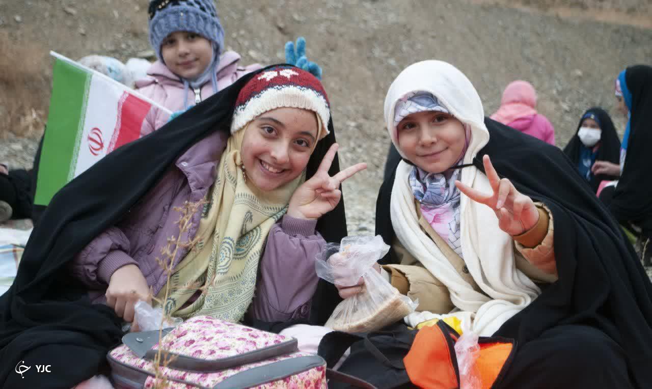کوهپیمایی دختران جوان  محجبه اراک در باران