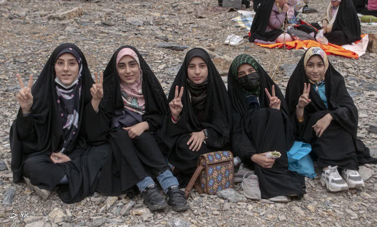 کوهپیمایی دختران جوان  محجبه اراک در باران