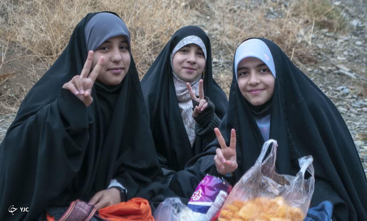 کوهپیمایی دختران جوان  محجبه اراک در باران