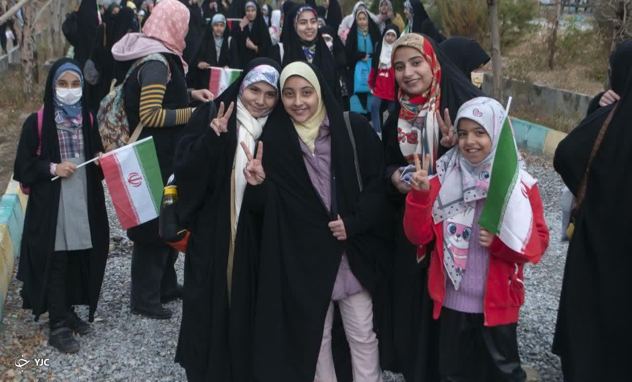 کوهپیمایی دختران جوان  محجبه اراک در باران