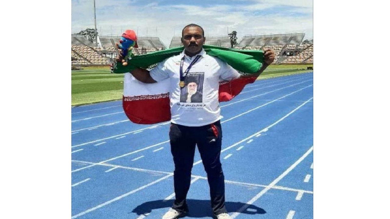 دور افتخار ورزشکار هرمزگانی با پیراهن منقش به تصویر رهبر معظم انقلاب