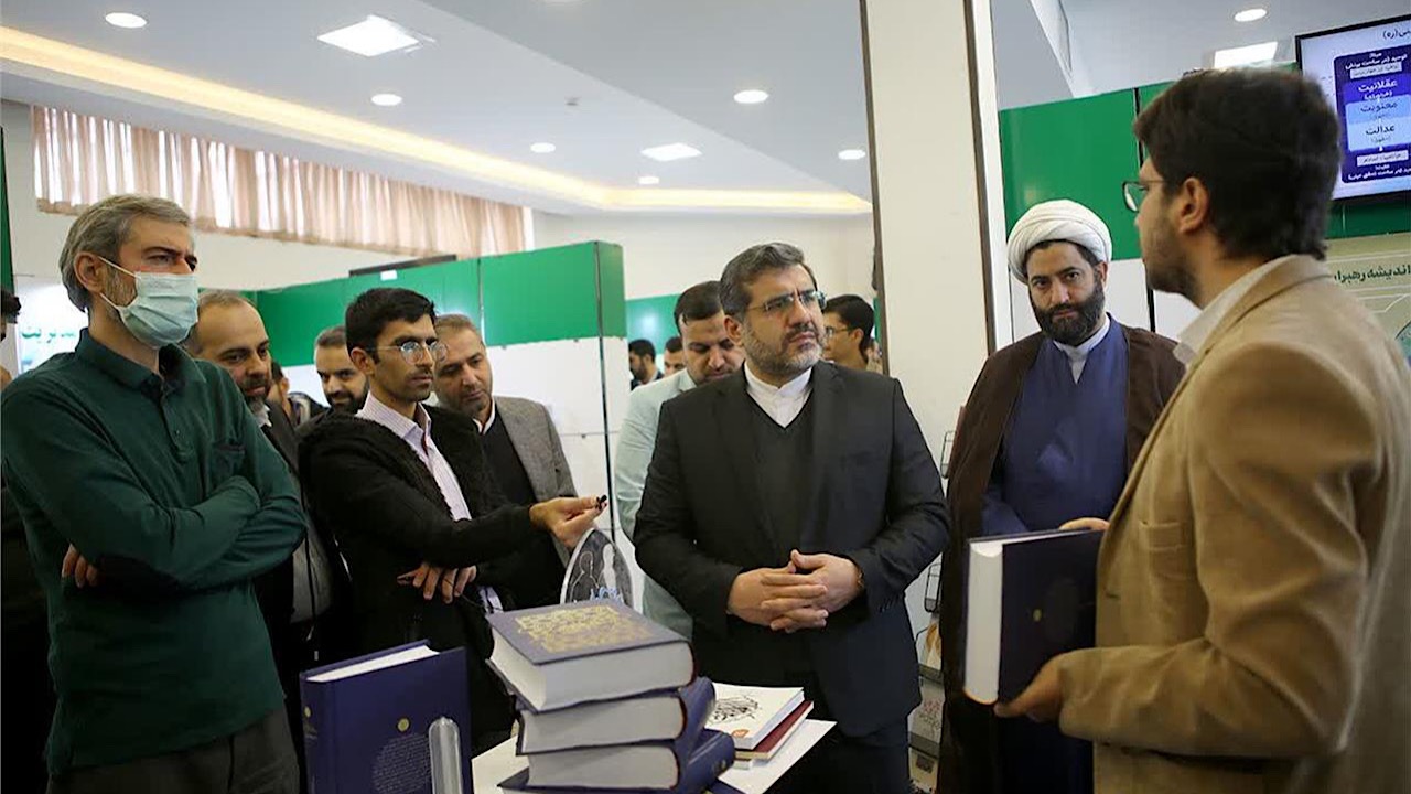 بازدید وزیر فرهنگ از نمایشگاه دستاوردهای مرکز رشد