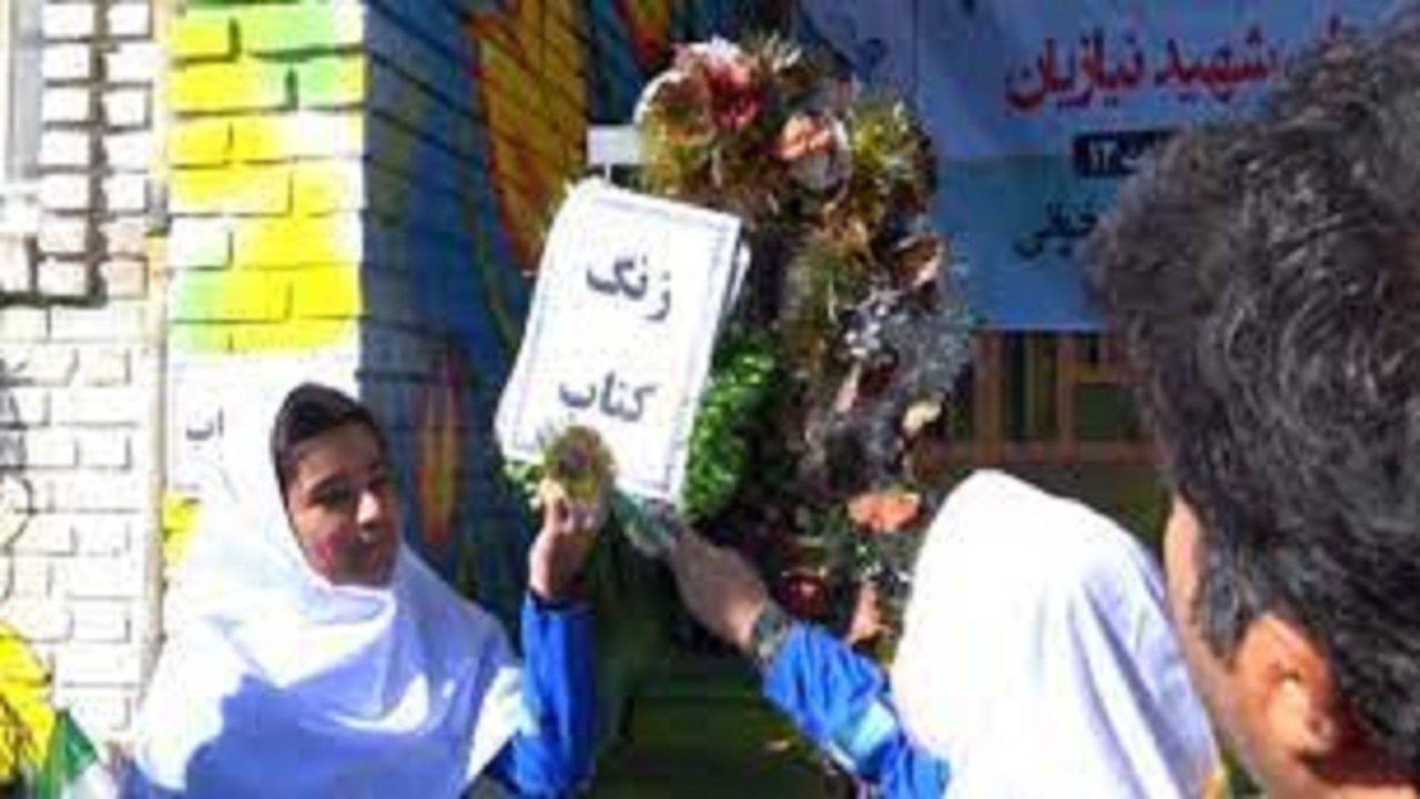 نواخته شدن زنگ کتاب و کتابخوانی در مدارس زاهدان