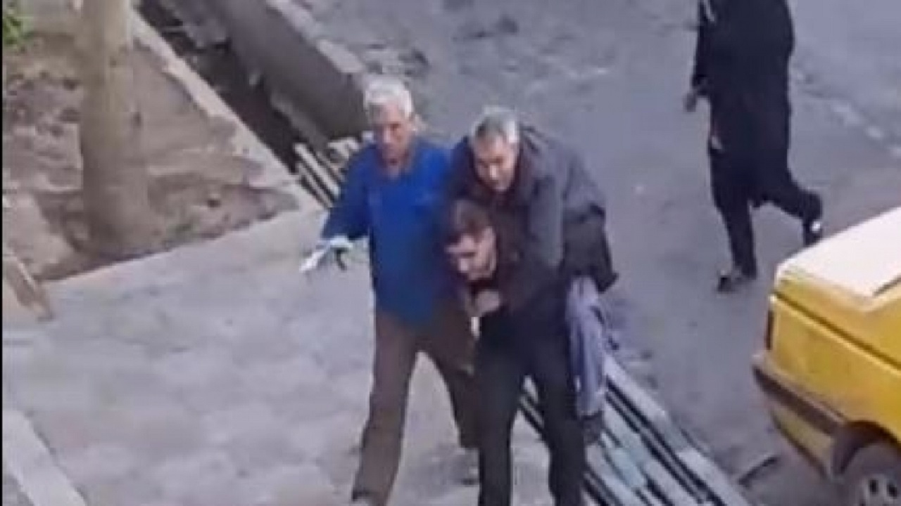 درجه داری که پیرمردی را به دوش کشید+ فیلم