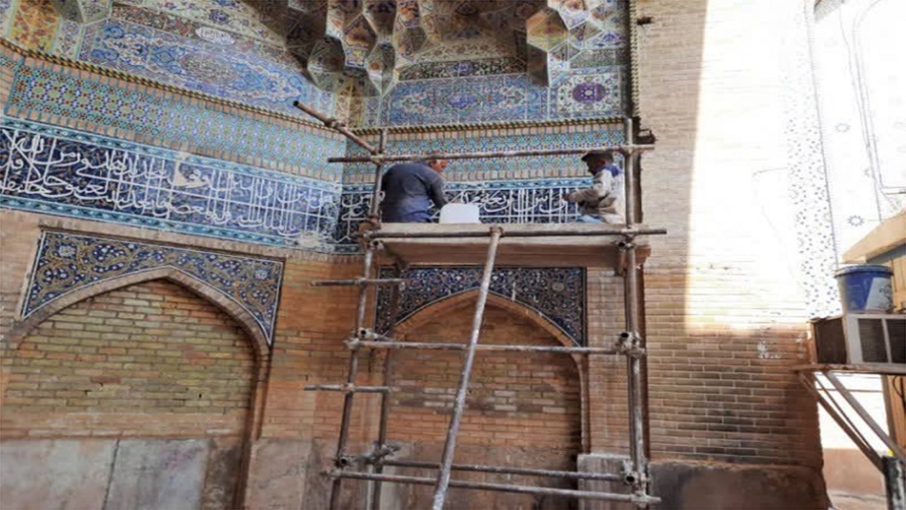 آغاز مرمت بخشی از کاشی‌کاری‌های مسجدجامع عتیق شیراز