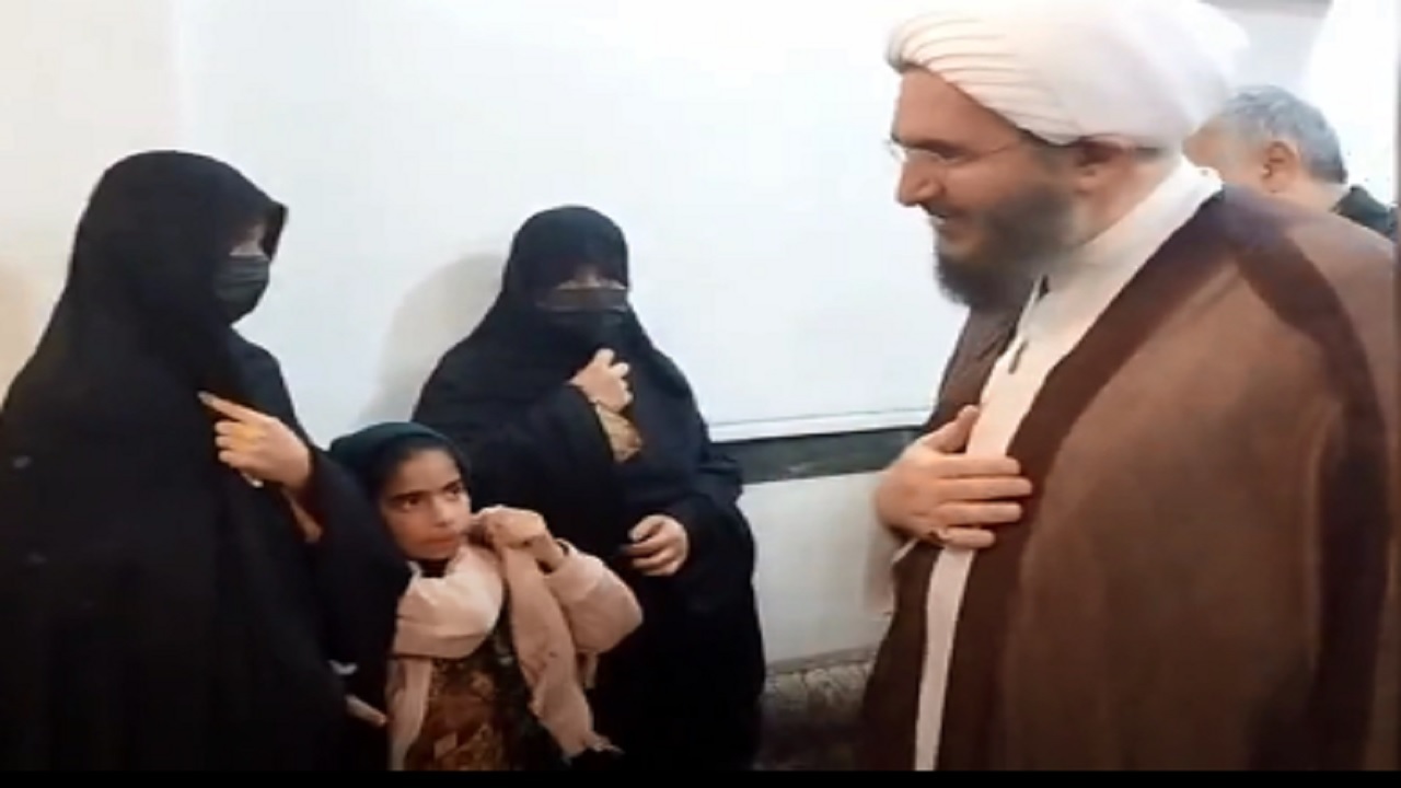 حاج علی اکبری با خانواده شهدای اهل سنت حوادث اخیر زاهدان دیدار کرد