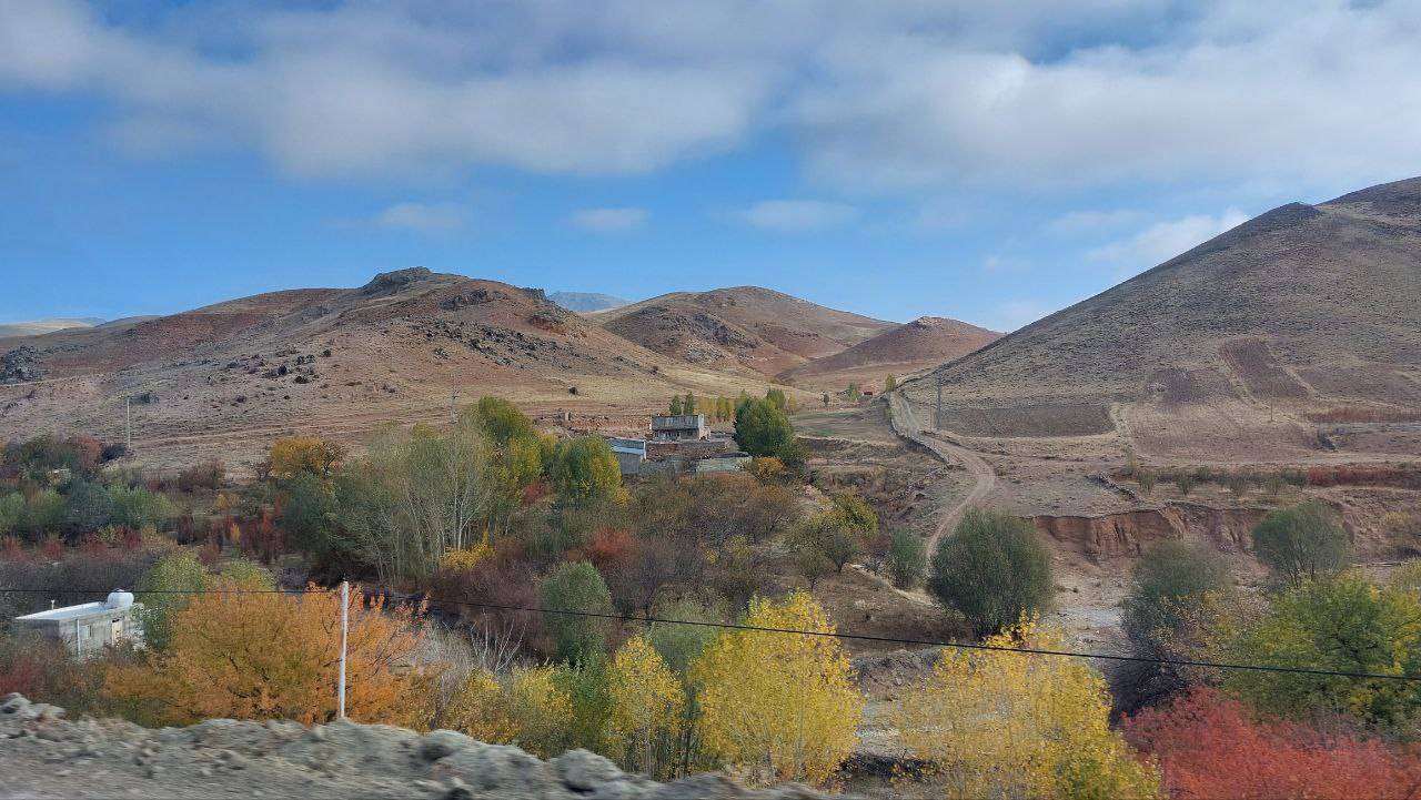 طبیعت پاییزی و درختان رنگارنگ روستای اوچ هاچای در قالب تصاویر