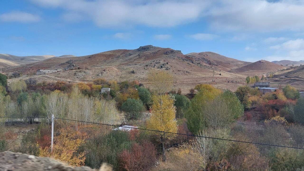 طبیعت پاییزی و درختان رنگارنگ روستای اوچ هاچای در قالب تصاویر