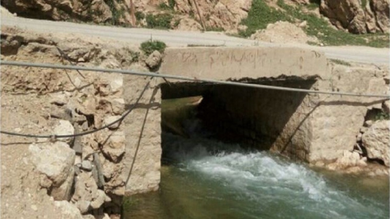 پلی که به دلیل بی‌پولی در شرف تخریب است