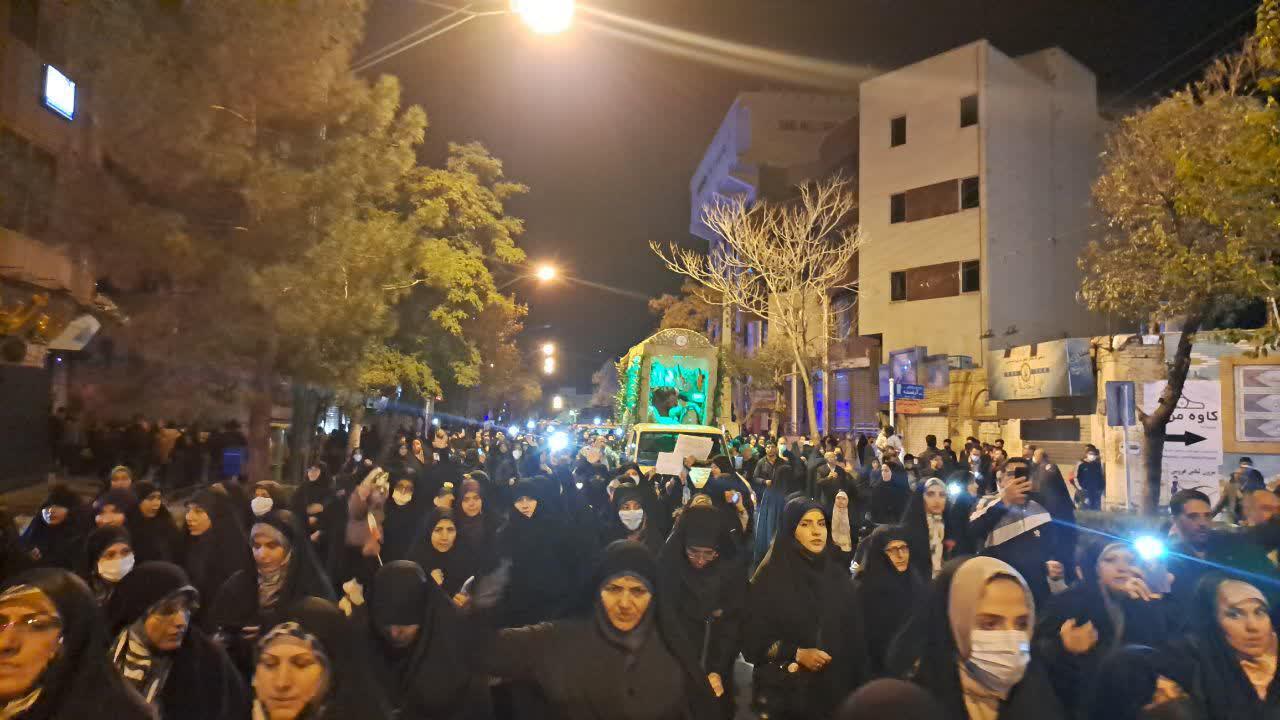 حضور معنادار زنان اراکی در راهپیمایی شبانه میثاق با ولایت و تشییع شهدا
