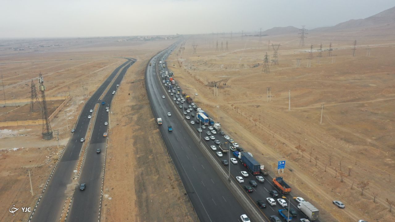 سقوط دکل برق در آزادراه قزوین - کرج / اتصال کامل جریان برق آبیک تا ساعتی دیگر