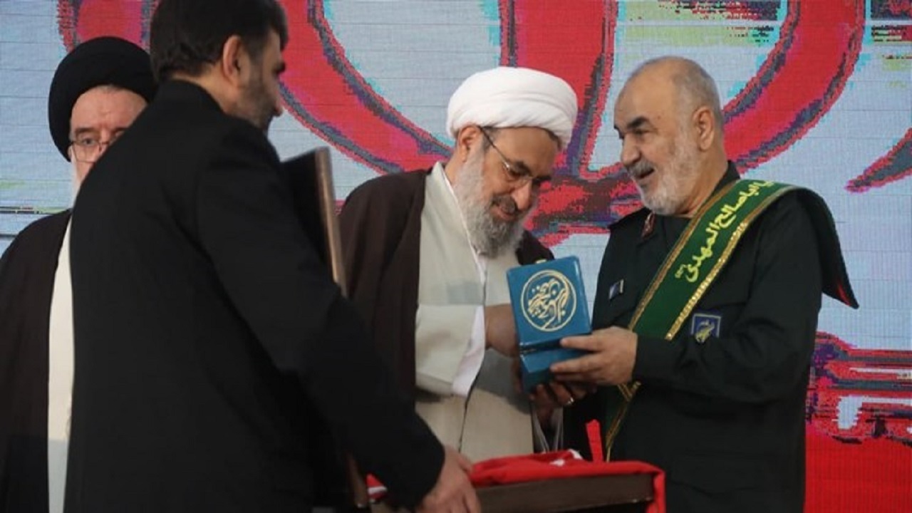 اهدای پرچم یالثارات الحسین (ع) و نشان خادمی جمکران به سردار سلامی