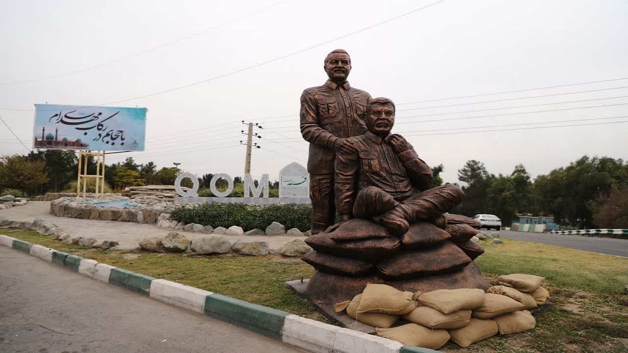 نصب تندیس مرتفع سردار سلیمانی در ورودی شهر قم