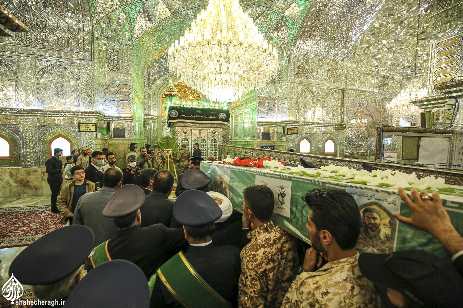 طواف پیکر شهید محمد زارع مویدی در حرم شاهچراغ (ع)