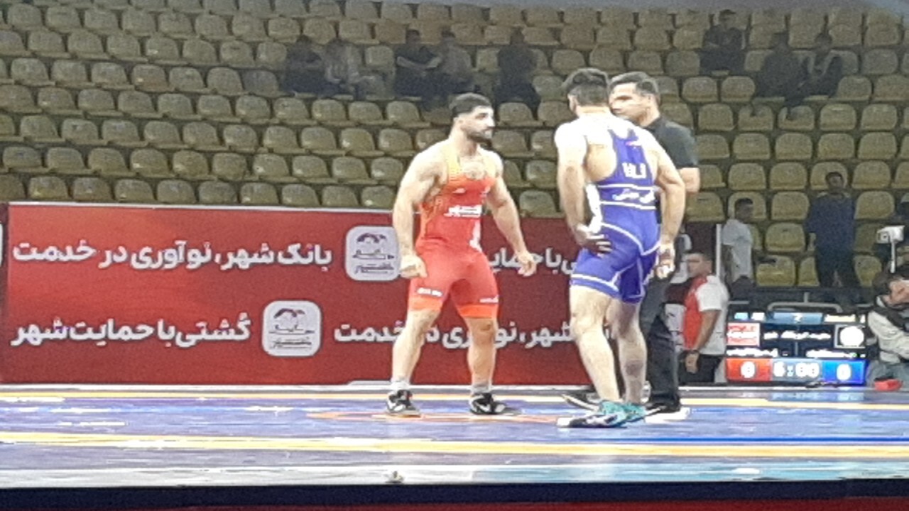 جدال قهرمانان جهان در نیمه نهایی لیگ برتر کشتی آزاد/ بانک شهر فینالیست شد