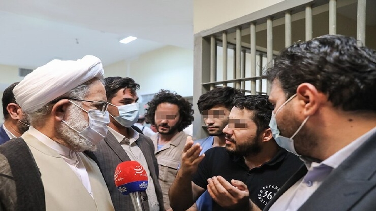 گفتگوی دادستان کل کشور با دستگیرشدگان اغتشاشات در مشهد