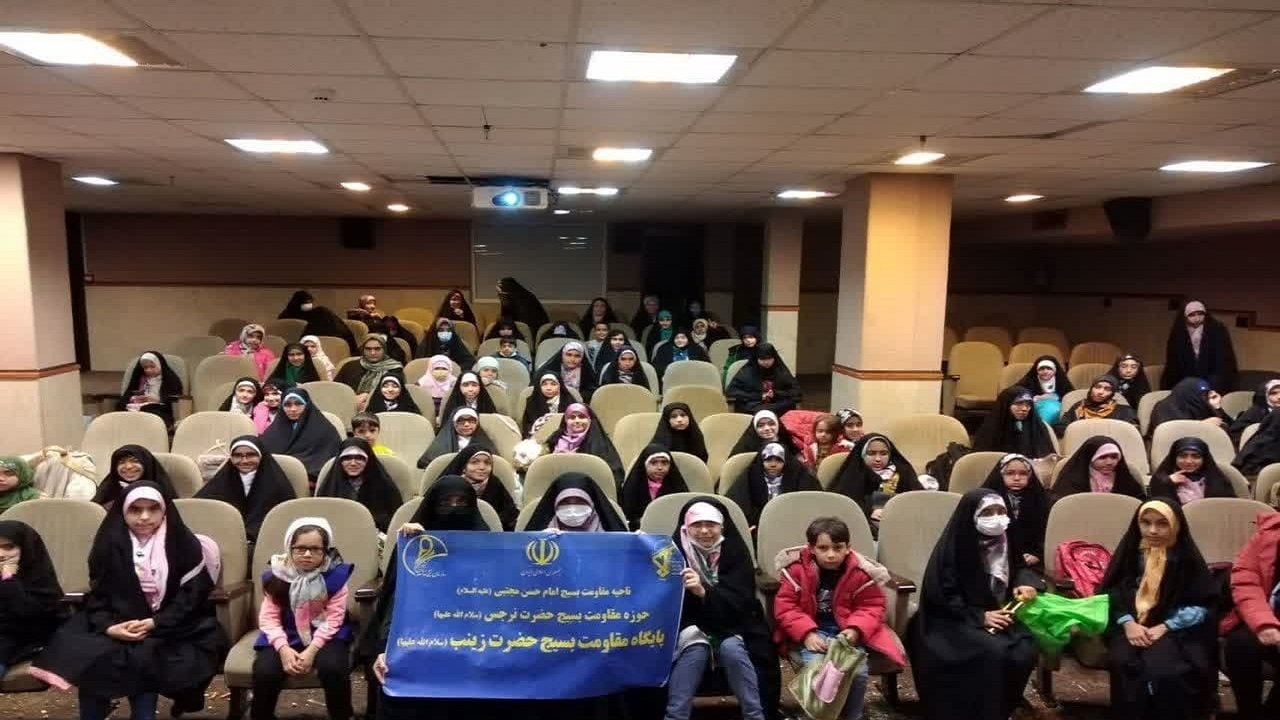 دختران کودک و نوجوان قمی به تماشای پسر دلفینی نشستند