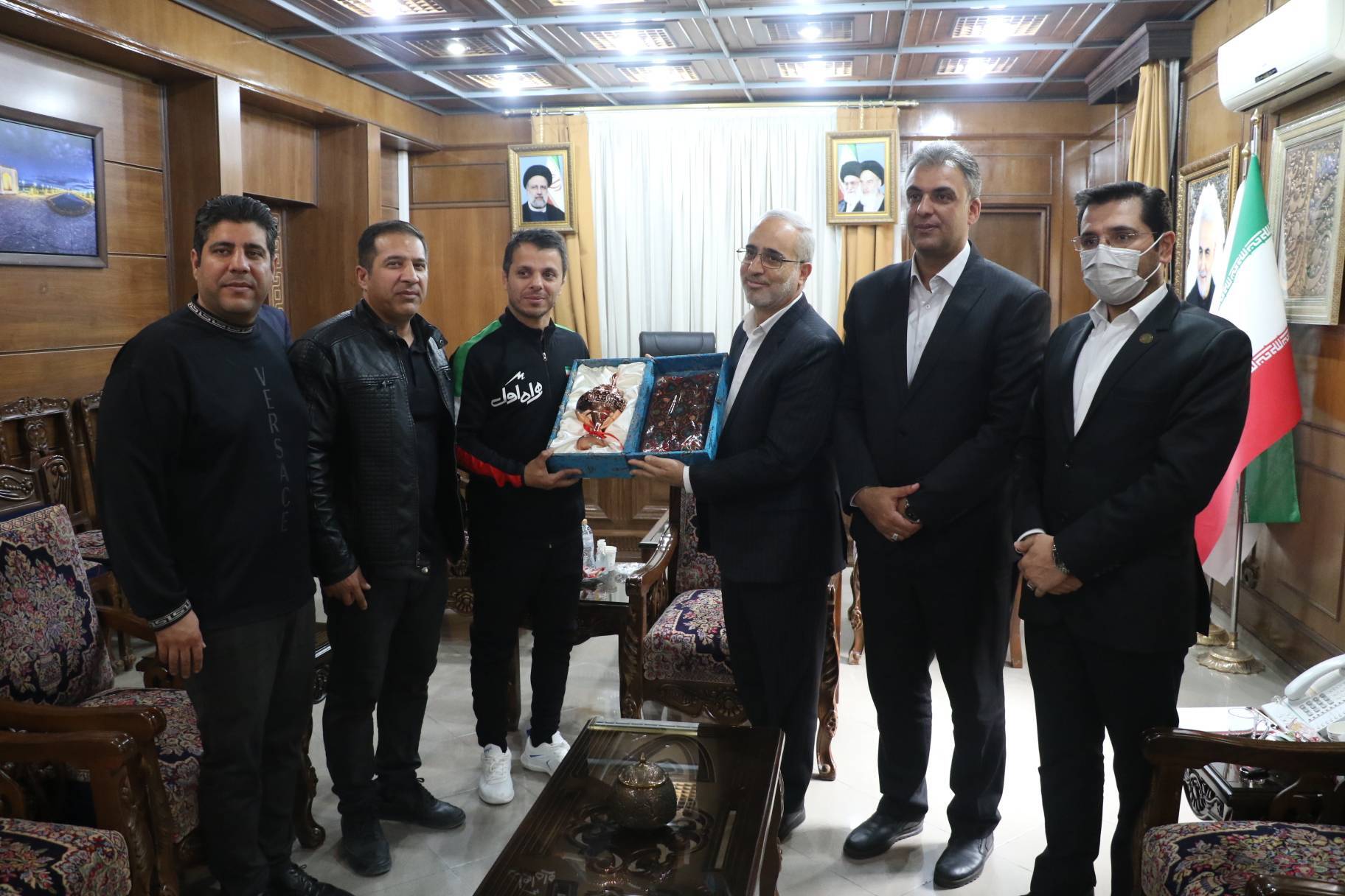 دیدار قهرمان کشتی فرنگی جهان با استاندار کرمان دیدار قهرمان کشتی فرنگی جهان با استاندار کرمان