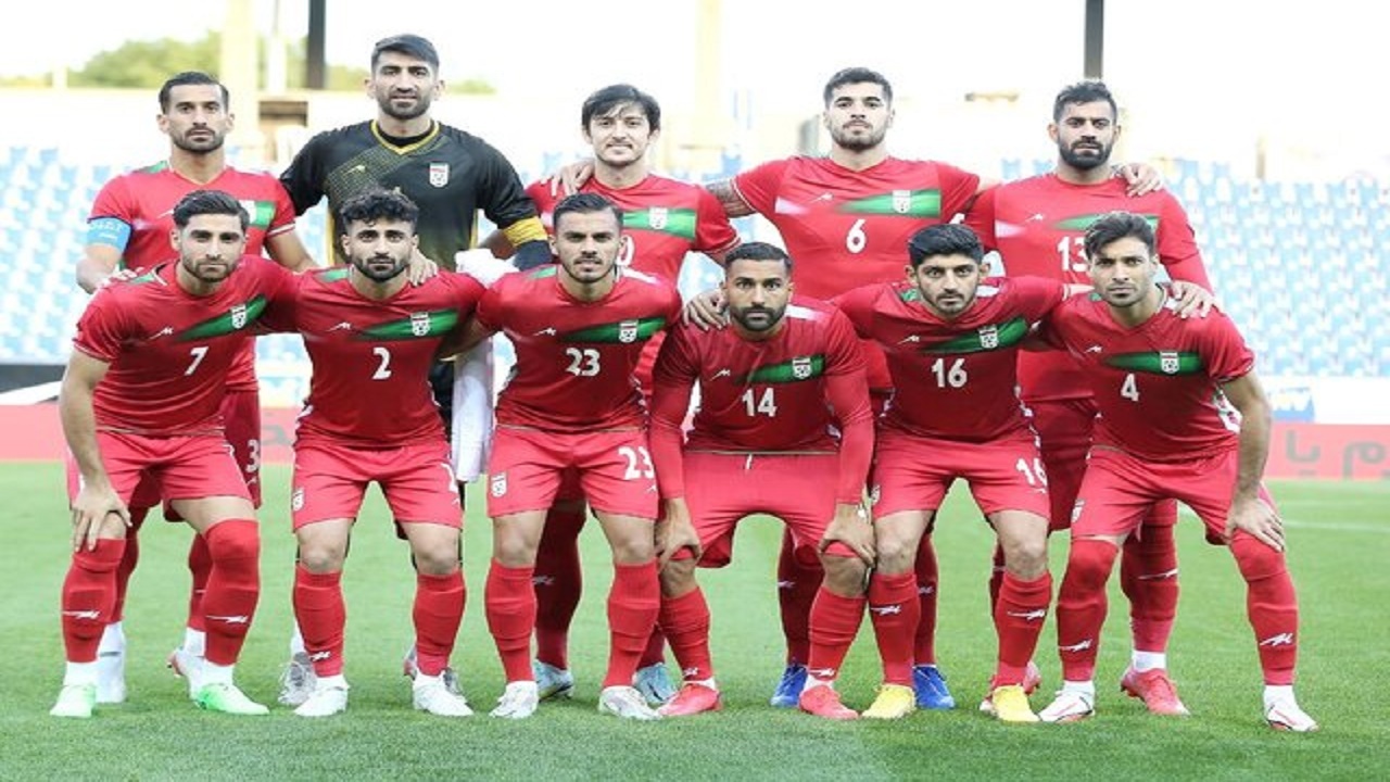 یوزهای ایران با لباس‌های قرمز مقابل انگلیس