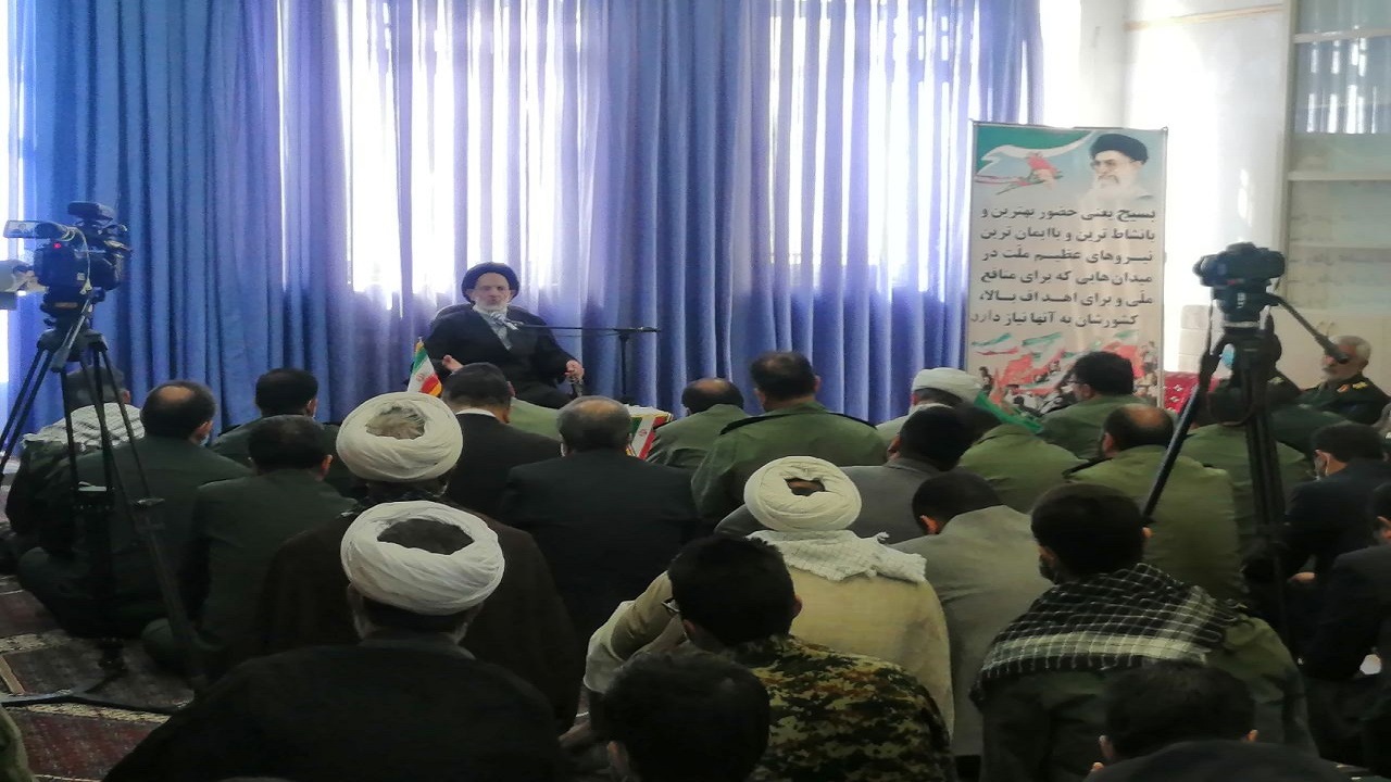 جوانان ناآگاه دروغ‌های دشمن را باور می‌کنند
