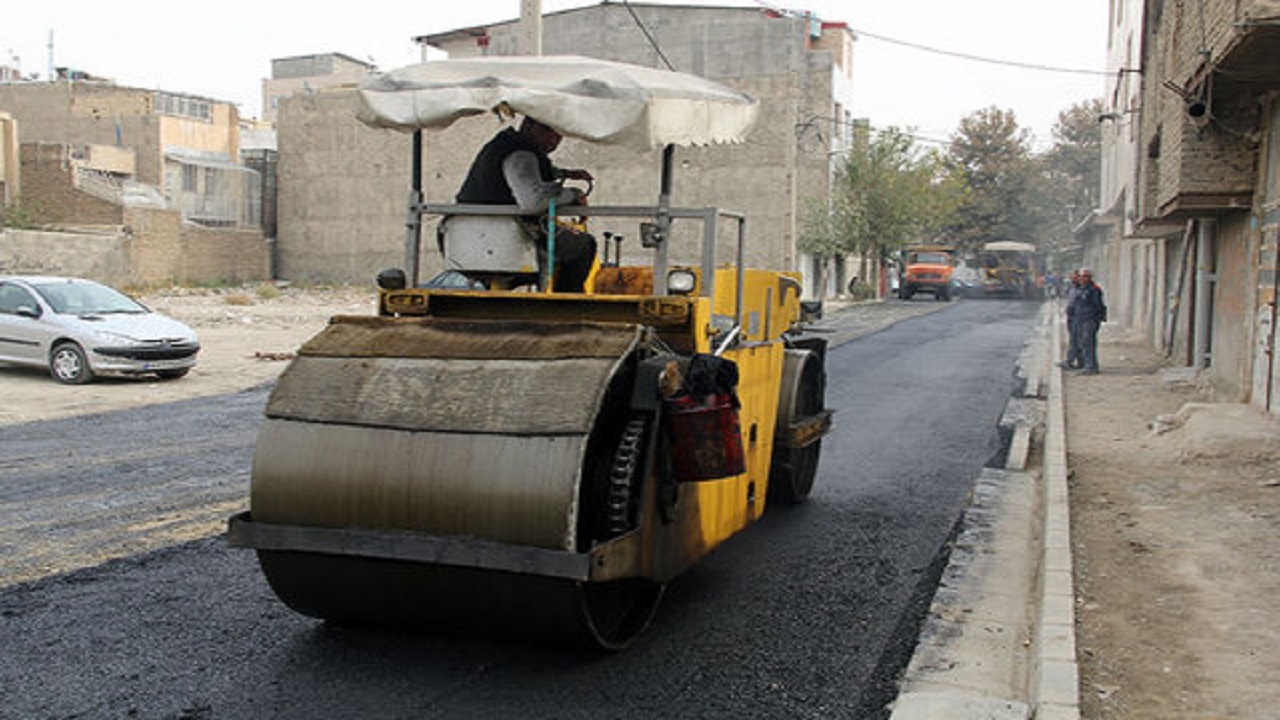 روکش آسفالت خیابان مطهری در بلوار ولیعصر/ تلاش برای توزیع عادلانه امکانات در مناطق کم برخوردار