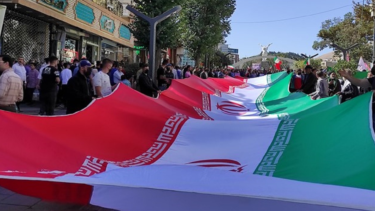 توهین کنندگان به پرچم کشور،‌ باید تاوان کار خود را پس دهند